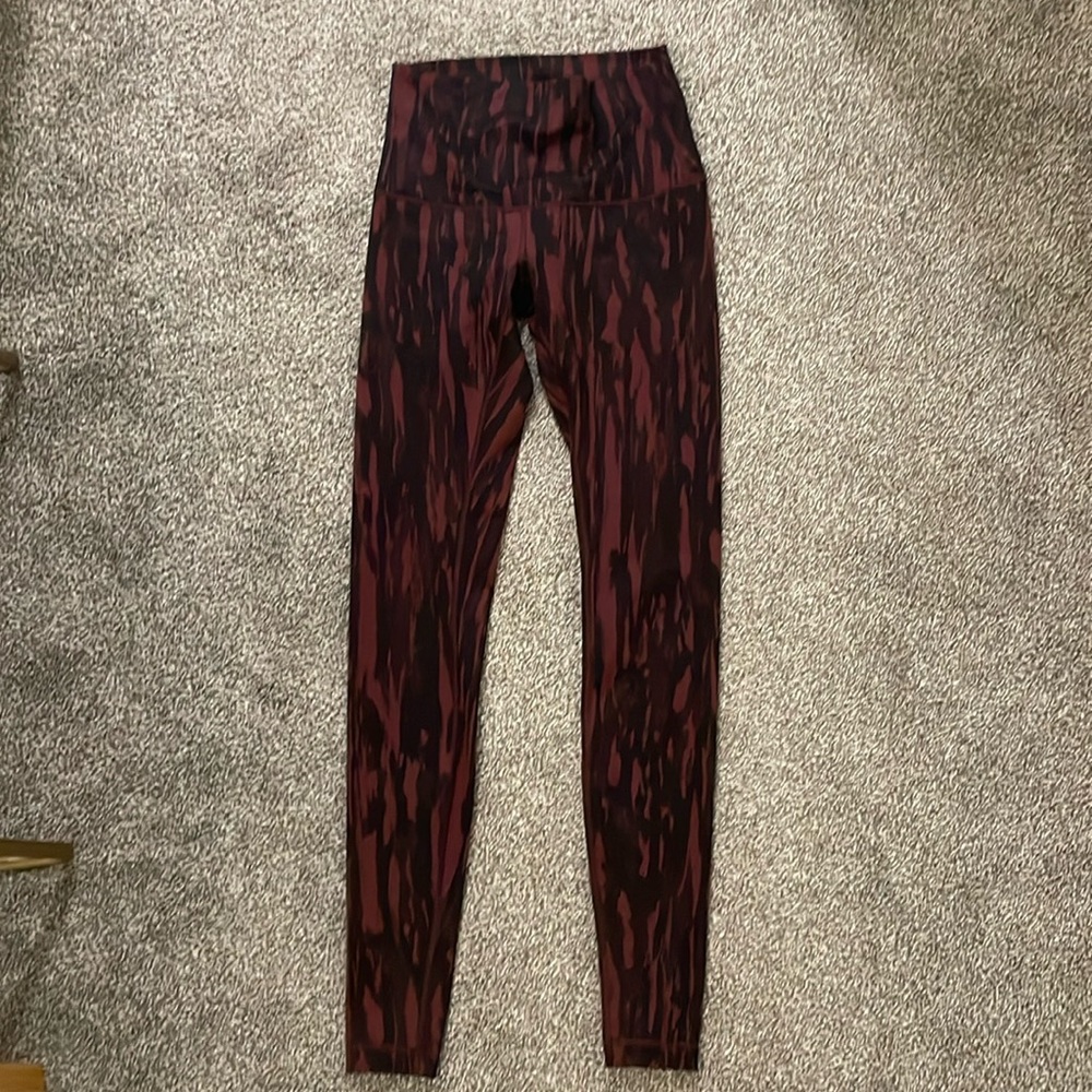 Lululemon Wunder Under full length leggings.